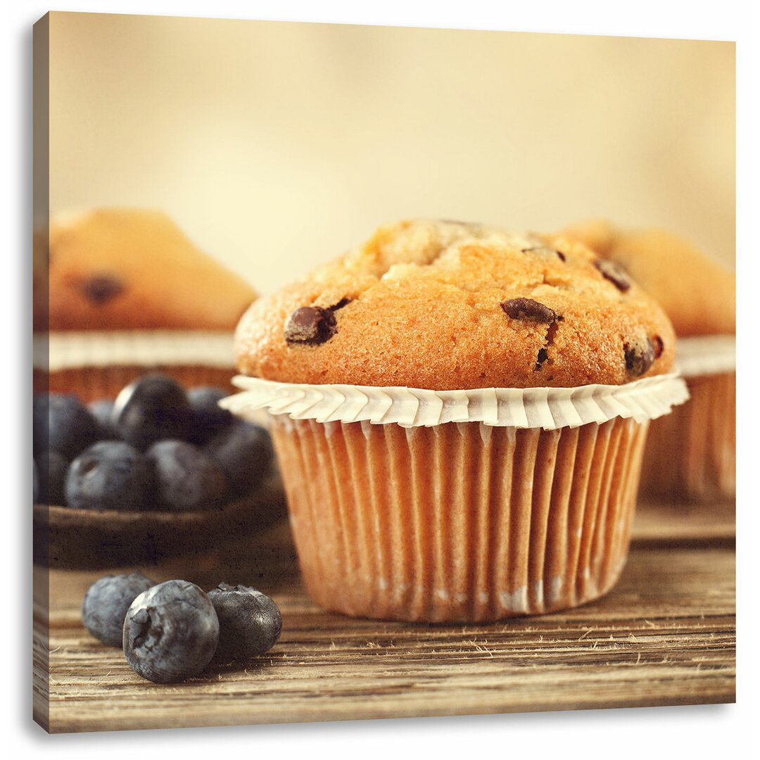 Leinwandbild Muffins mit Schokoraspeln und Blaubeeren