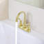 Robinet de salle de bain or brossé avec bonde escamotable et tuyaux d'alimentation Robinet de meuble-lavabo à 4 poignées et centre à 4 poignées-118610651