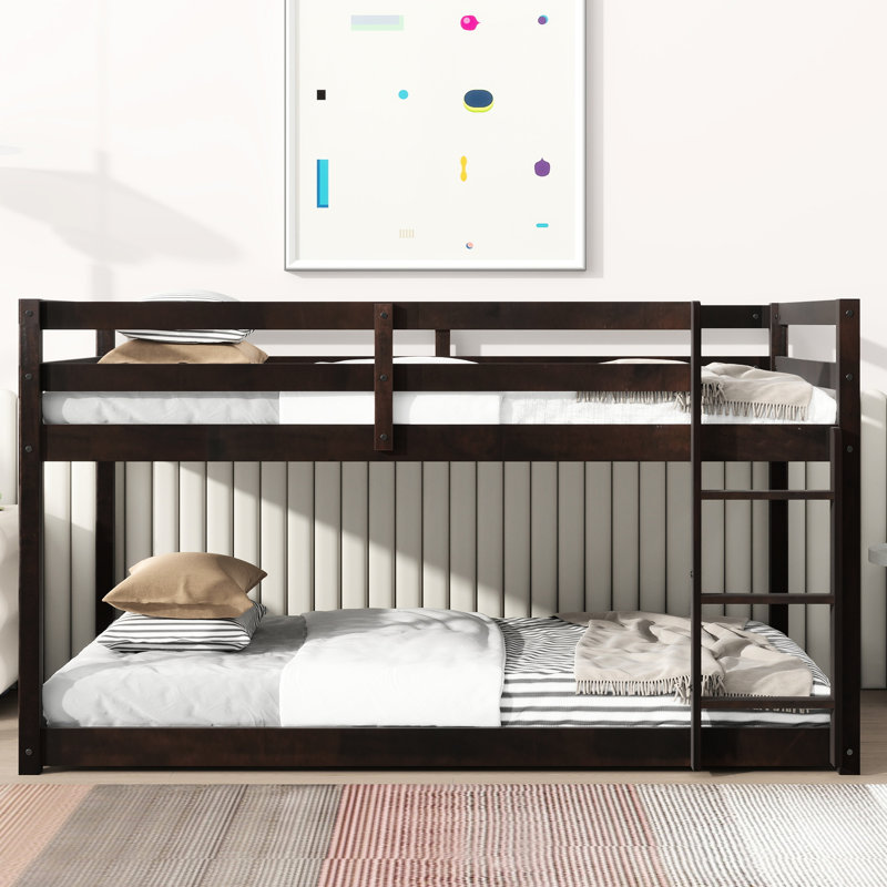 Lit simple au-dessus d'un lit mezzanine - Structure en bois d'hévéa robuste pour un lit dans une chambre propre et bien rangée