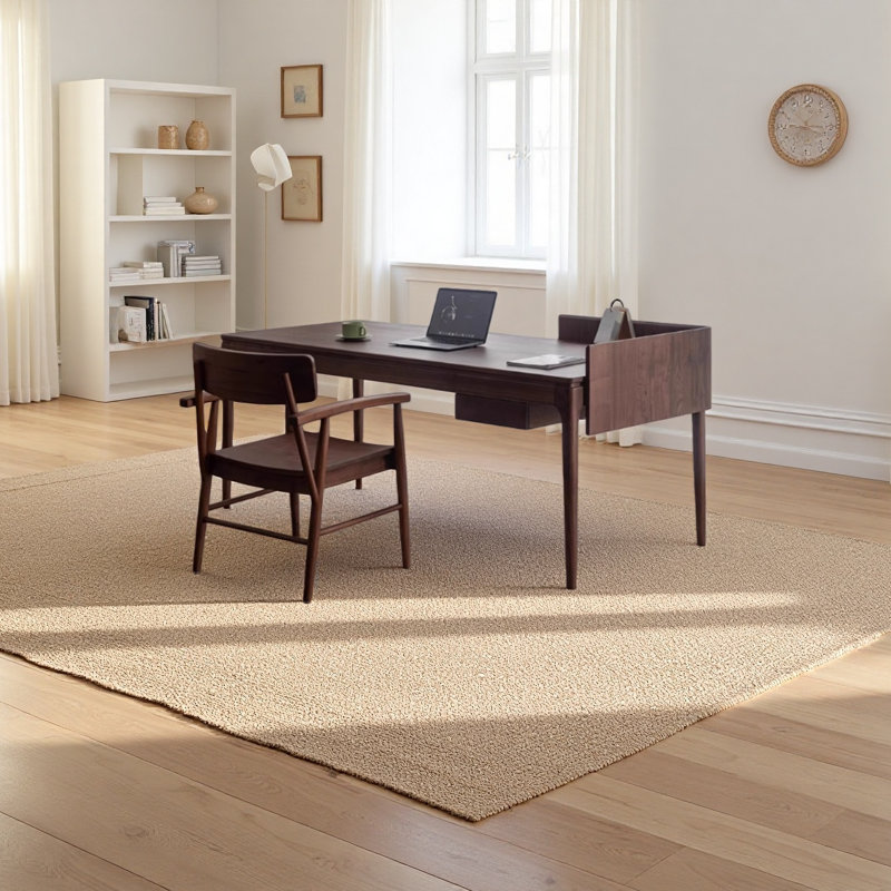 Un bureau d'écriture en noyer avec un design semi-couvert
