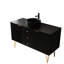 Meuble-lavabo autoportant de 119 cm de profondeur avec lavabo rectangulaire en céramique noire mate rayée, pieds dorés, 3 tiroirs et 2 portes de rangement, surface en pierre frittée, préassemblé pour une installation rapide.