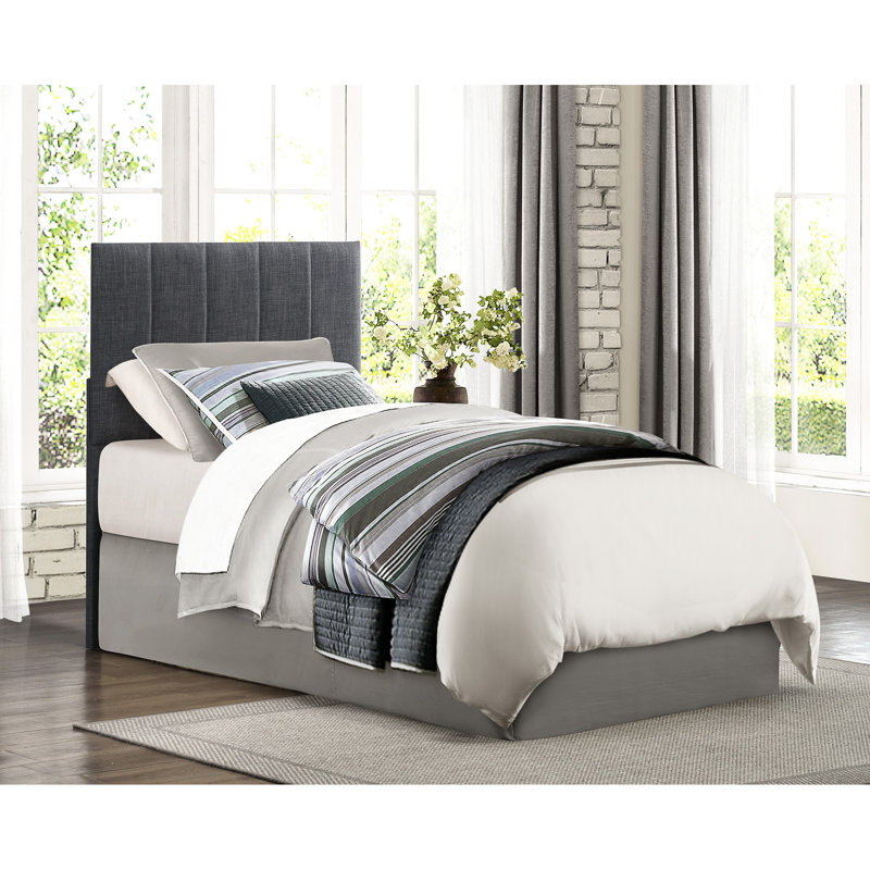 Tête de lit simple de chambre à coucher en tissu gris, avec détails à profil vertical rembourré et support en bois d'ingénierie avec revêtement en tissu, design