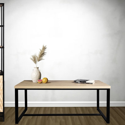 Table basse côtière moderne en bois naturel et pieds en métal noir - L 39 po x P 14 po x H 31 po, une pièce raffinée pour la maison avec des objets de décoration