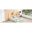Lit plateforme blanc avec garde-corps et garde-corps en bois