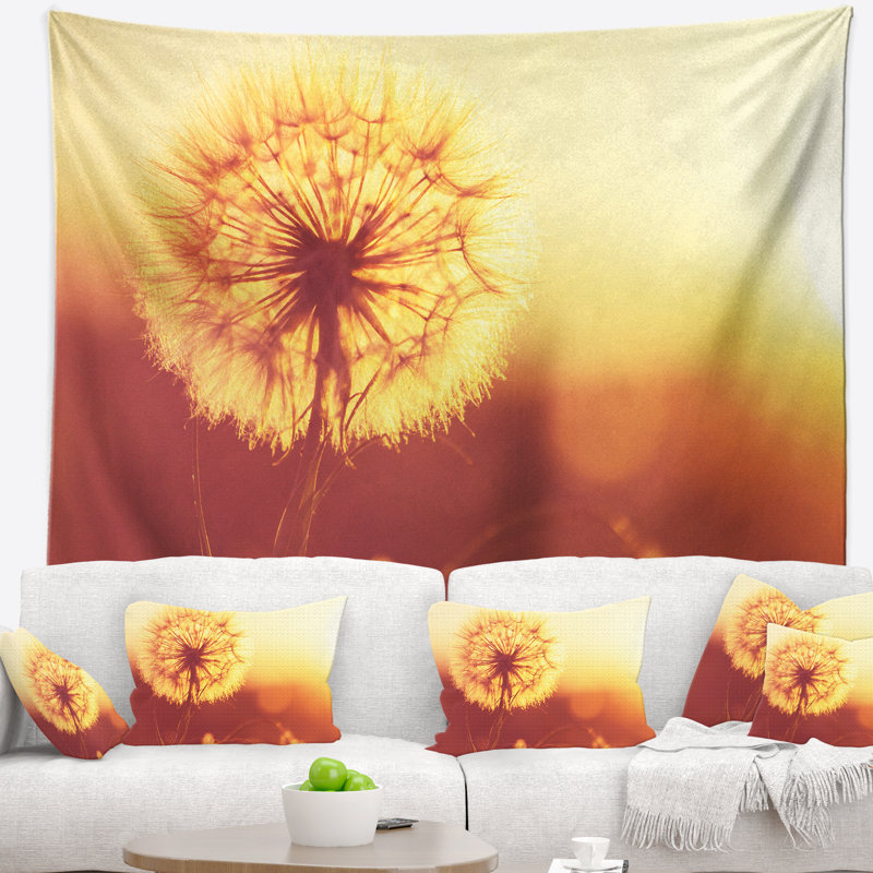 Fleur de pissenlit sur une tapisserie brune, H 32 po x l 39 po