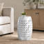 Table d'appoint 12 po en métal blanc avec détails découpés au laser pour l'intérieur et l'extérieur