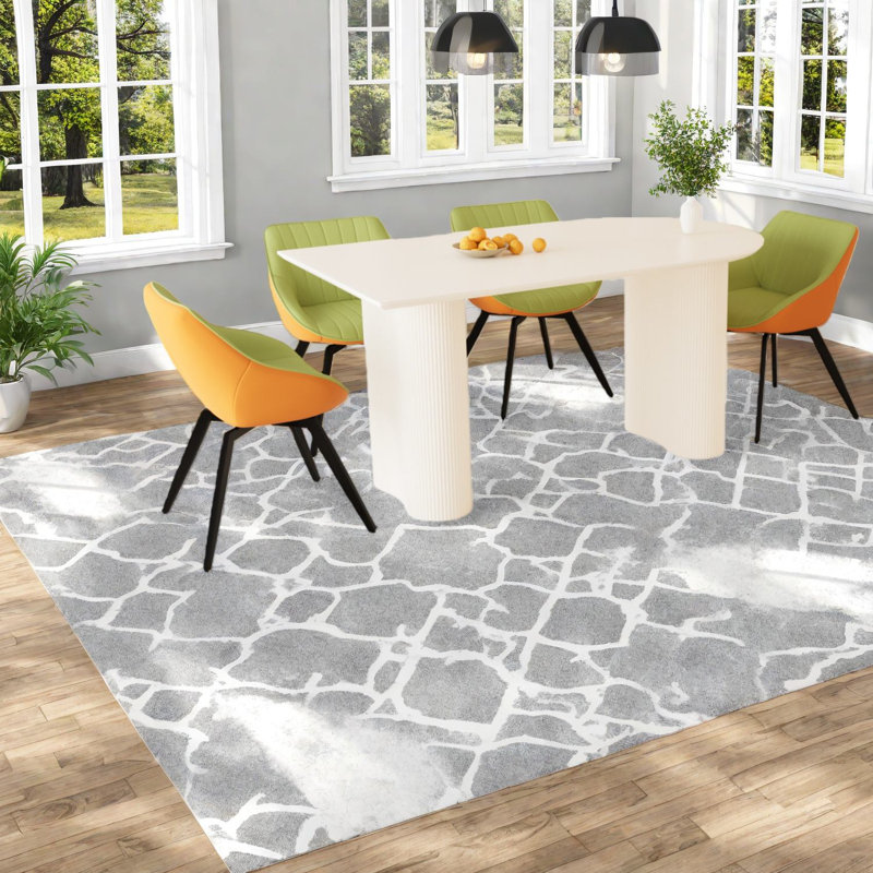 Table à manger moderne en MDF crème et chaises en polyuréthane vert, style industriel pour la maison
