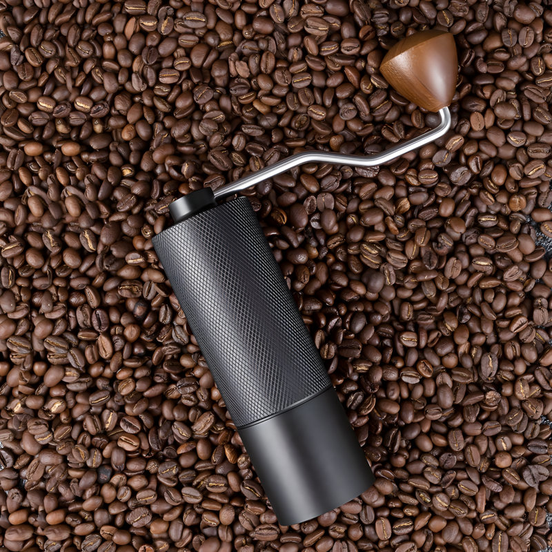 Moulin à café manuel avec meules en acier inoxydable, manivelle portable pour grains de café, conception usinée par commande numérique par ordinateur compacte pour un usage domestique