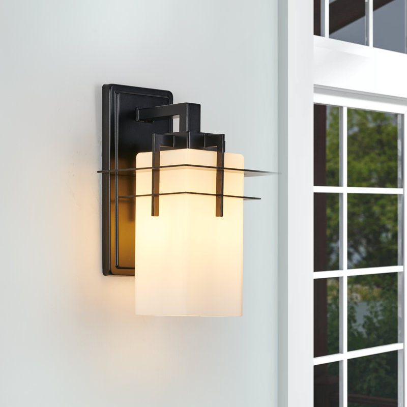 Applique murale d'extérieur à 1 lumière à intensité variable classique noir mat avec abat-jour en verre blanc forêt Hampton