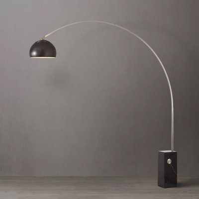 Lampe en arc iconique de 95 po de style Mid-Century moderne, corps en nickel satiné, base en marbre noir, abat-jour en nickel noir demi-dôme, intensité variable, hauteur de 92 po