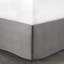 6 literie en coton double. Blanc et gris. Rayures verticales et horizontales texturées. . Oreillers décoratifs de jupe de lit. Édredon double facile d'entretien. Blanc / gris Motif à rayures. Rempli. Oreillers inclus.-120478228