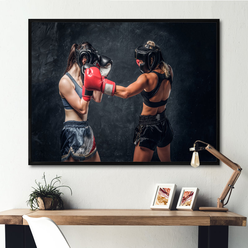 Deux boxeuses se battant sur toile, H 34 po x l 44 po x P 1,5 po, Cadre flottant noir