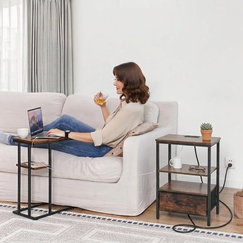 Table de chevet moderne avec station de charge et tiroir réglable en tissu, table de bout avec rangement à 3 niveaux pour la chambre à coucher et le salon