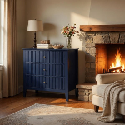 Tiroir cannelé de style moderne avec commode 3 tiroirs, armoire de rangement en bois de 32 po de largeur avec poignées en métal, grande table de chevet, table d'appoint pour le salon de la chambre à coucher, bleu