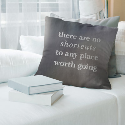 Housse de coussin en lin à l’écriture "no shortcuts"
