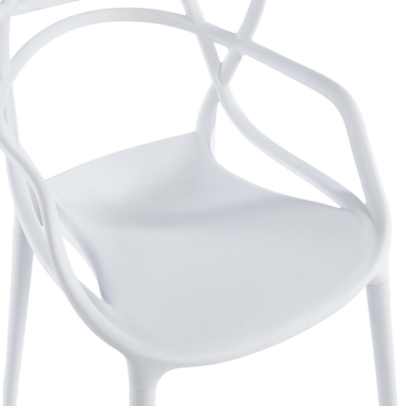 4 chaises de salle à manger en plastique transparent avec pieds en métal robustes pour une assise durable, élégante et polyvalente dans n'importe quel espace.