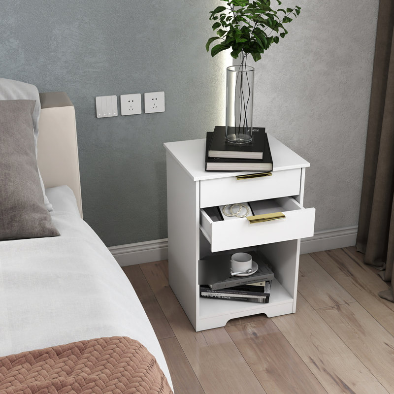 Table de chevet blanche avec 2 tiroirs et rangement ouvert, poignées dorées, design contemporain pour chambre à coucher avec tablette, look moderne