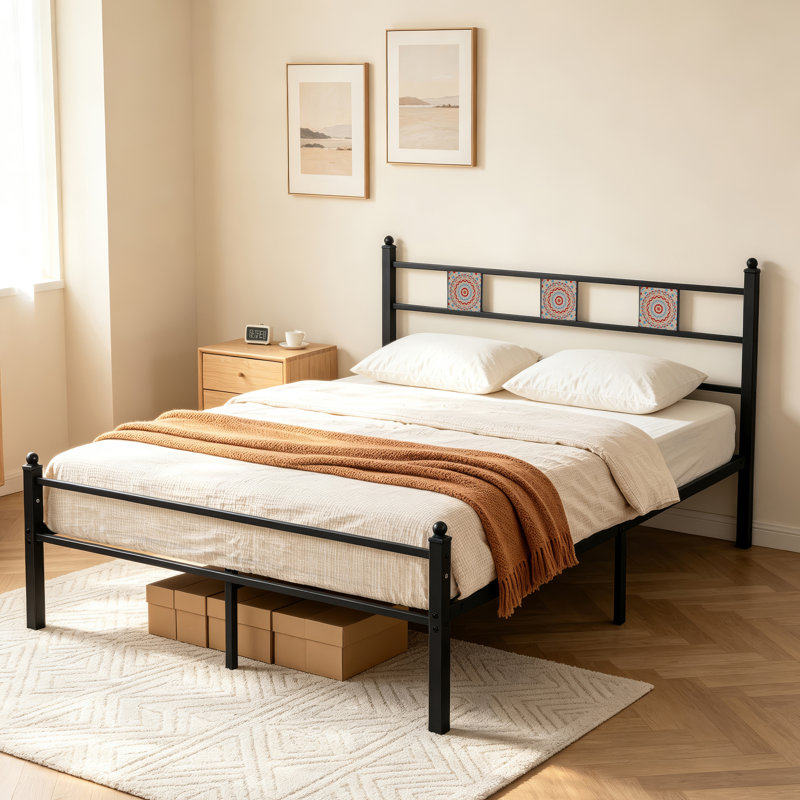 Structure de lit plateforme en métal avec tête de lit décorative, espace de rangement sous le lit, aucun sommier nécessaire