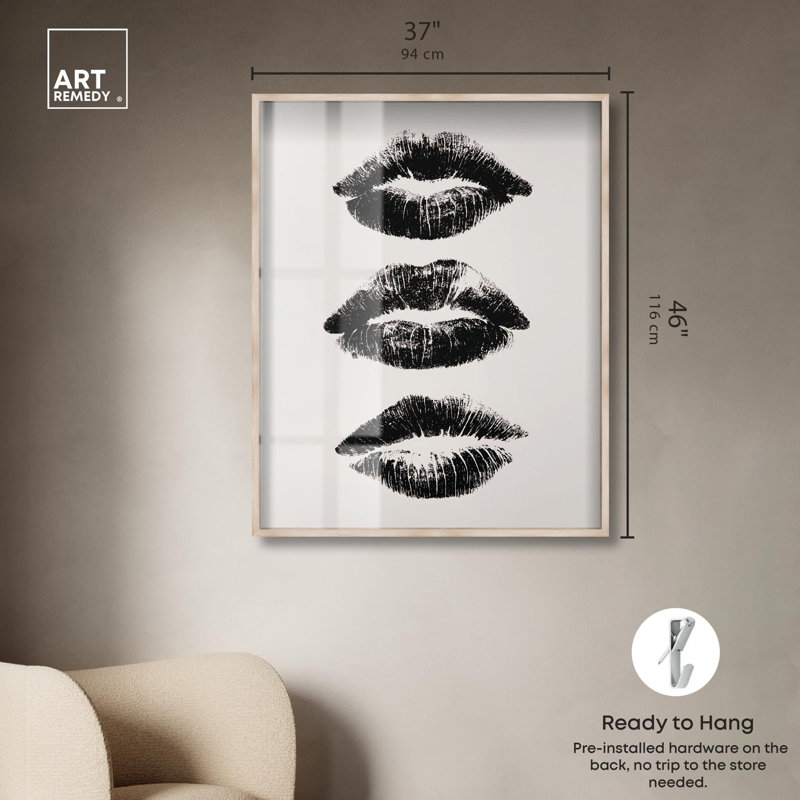 «Kiss Fashion Art Shadowbox Print» par Art Remedy, H 46 po x l 37 po, Crème