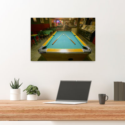 Table de billard éclairée par des lumières électriques dans un restaurant et un bar à Shoshone, près du parc national de la Vallée de la Mort, art mural contemporain