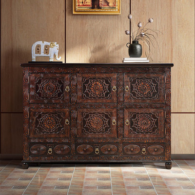 Buffet en bois sculpté.