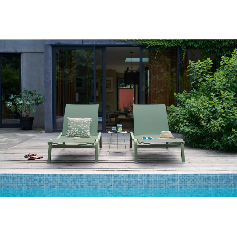 Table d'appoint en acier thermolaqué Cocotte, H 14 po x L 13,5 po x l 13,5 po, Gris argile