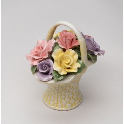 Figurine panier en porcelaine fine 