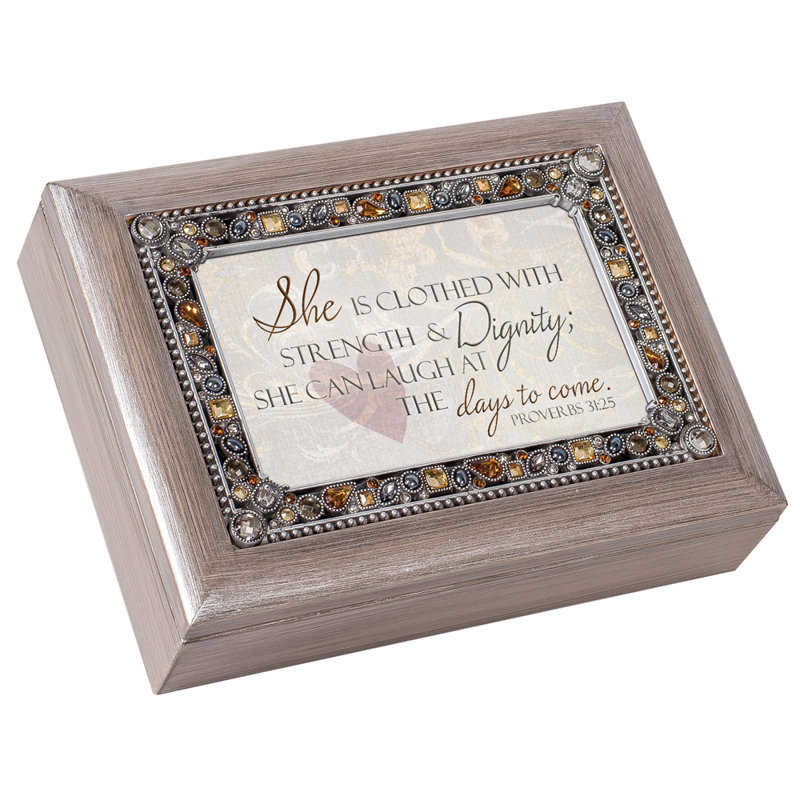 Elle est vêtue d'une boîte à souvenirs