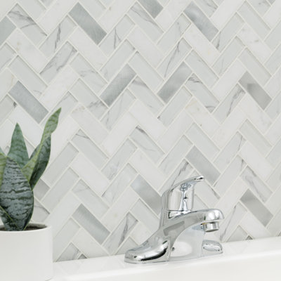 Carrelage mural mosaïque blanc en verre et métal à chevrons 12 po x 12 po Etherea