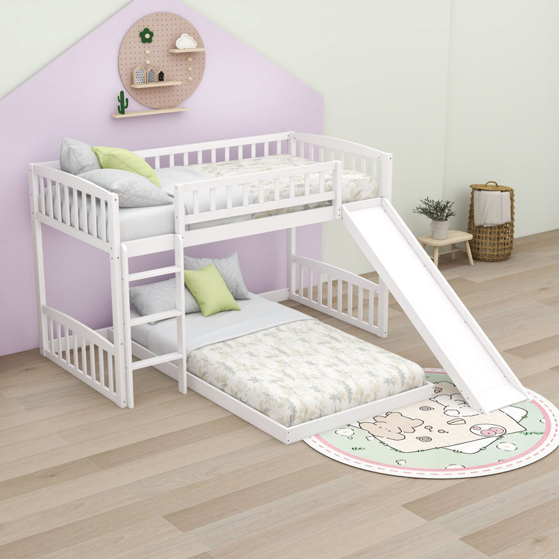 Lit superposé simple au-dessus de simple avec glissière et échelle, garde-corps