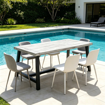 Table de salle à manger rectangulaire de 70 pouces pour l'extérieur, plateau en lattes de bois d'acacia gris sablé patiné avec structure en métal noir mat, table de jardin de style campagnard rustique pouvant supporter jusqu'à 300 lb