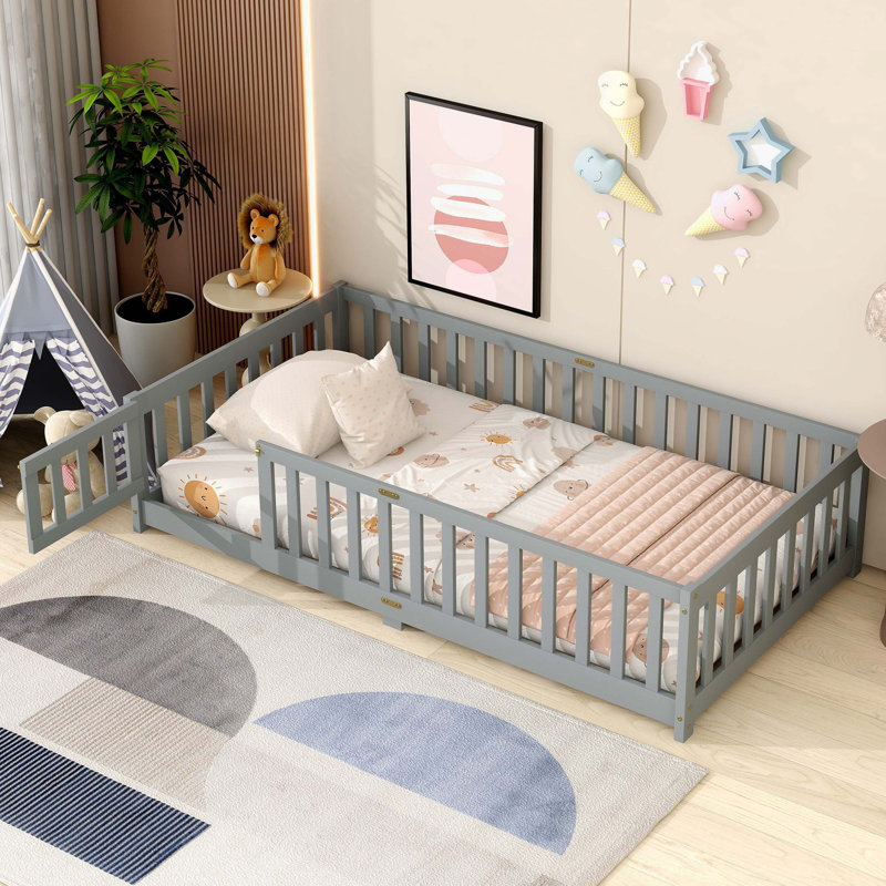 Lit de sol gris en bois d'hévéa avec clôture, barrières de sécurité et porte intégrée, Lit simple, Gris