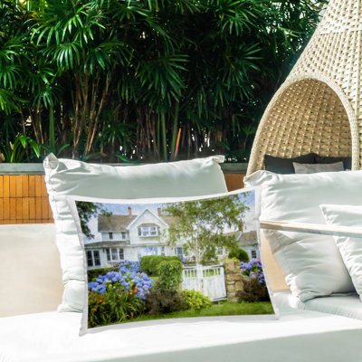Coussin d'extérieur imprimé plage Beach Getaway Cottage par Graffi *ee Studios
