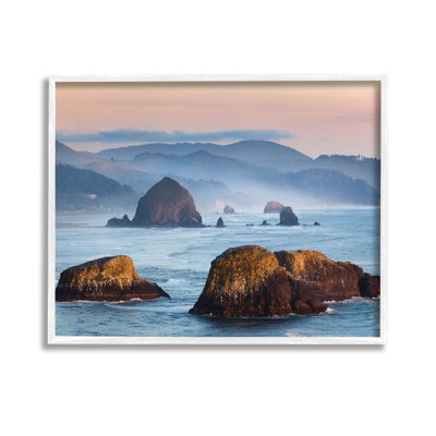 «Ocean Cliff With Mountains», art mural sur toile par Richard Wong