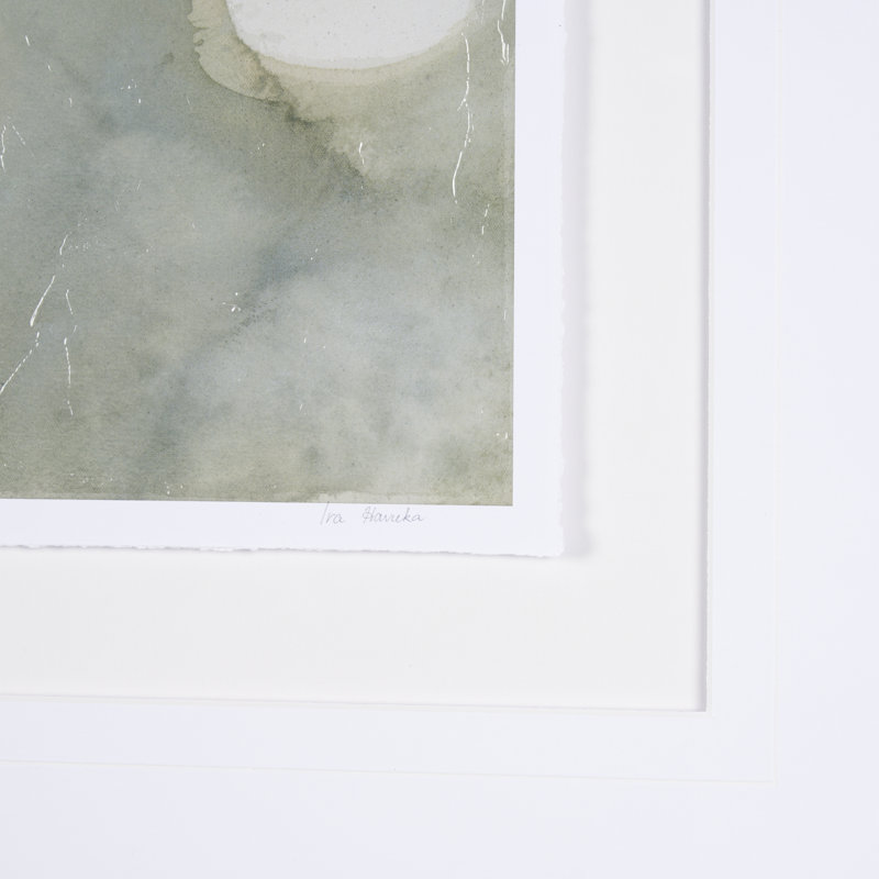 Solitude par Ira Havuka, toile texturée embellie à la main, H 31,5 po x l 31,5 po x P 1,625 po, Cadre en bois brun, Blanc