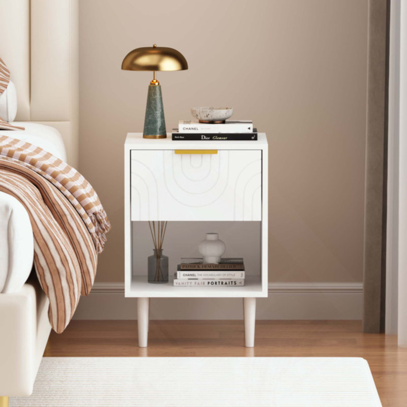 Table de chevet moderne avec un tiroir et une tablette ouverte, or - poignée décorative, idéale pour la décoration de chambre à coucher