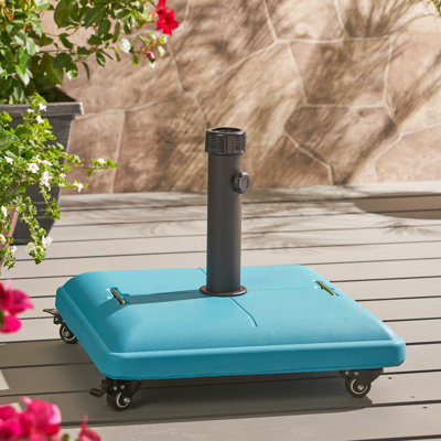 Pied de parasol carré bleu sarcelle en béton avec poignée en acier inoxydable. Parfait pour profiter du plein air. Profondeur : 50 cm ; largeur : 42 cm ; hauteur : 42 cm. Convient aux mâts de 3,8 à 4,8 cm de diamètre. Hauteur maximale : 3,35 m. Stable et élégant. Montage facile.