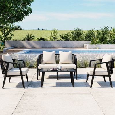 Mobilier de patio avec chaises en fer et sièges rembourrés - Arrangement et table de bord de piscine