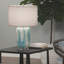 Lampe de table Helen en verre bleu pâle avec abat-jour tambour classique en lin sel de mer
