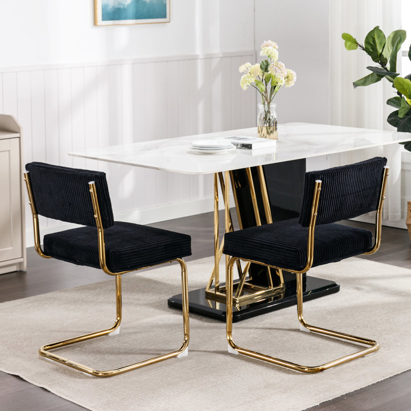 Paire de chaises de salle à manger noires en velours côtelé, base en métal doré avec des chaises attrayantes de style touffetant 2 pièces, velours côtelé, base et séduisante