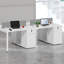 Ensemble de bureau moderne pour 4 personnes avec 4 chaises de bureau ergonomiques, armoires verrouillables et cloisons d'intimité, bureau à cloisons blanc
