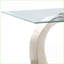 Table basse en métal argenté satiné avec plateau en verre, surface facile à nettoyer et base noire stable pour le salon
