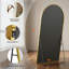 Miroir surdimensionné arqué en métal surdimensionné-570231696-543396702