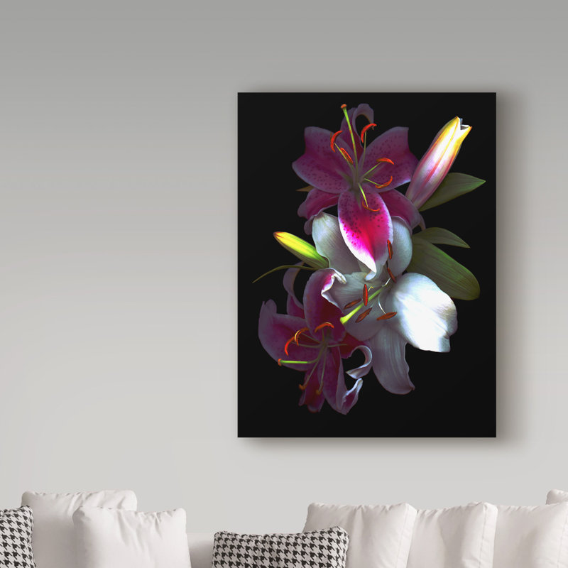 «Lilies» de Dosta, impression sur toile tendue, H 47 po x l 35 po x P 2 po