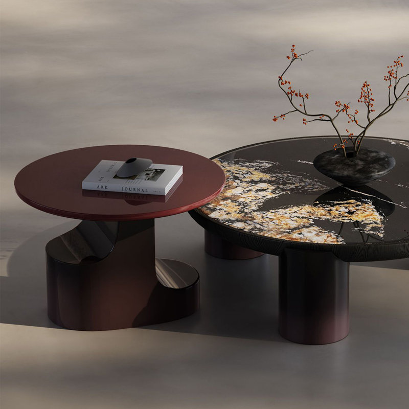 Ensemble de tables basses noires et brunes