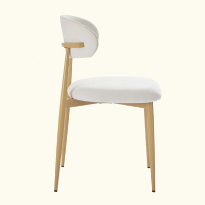La table de salle à manger ronde 47,24 po avec deux chaises de salle à manger combine des styles moderne et campagnard, avec une tablette de rangement à deux niveaux, idéale pour les salles à manger ou les espaces de vie