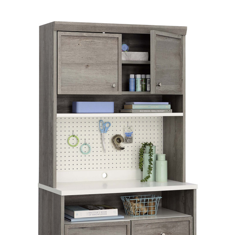Bahut polyvalent avec tablettes réglables et panneau perforé, idéal pour les espaces de travail organisés et les petites pièces.