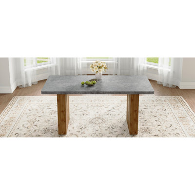 Élégante table gris ciment avec pieds stables pour une expérience culinaire confortable