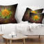 Coussin décoratif fleuri jaune sur fond noir Fractal