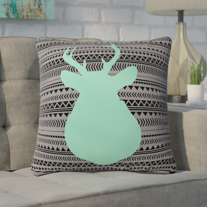 Coussin Allyson Johnson Deer and Aztec, 18 po x 18 po